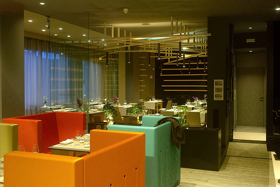 Installazione di faretti illuminotecnici a tetto Disco Express in locale di ricevimento