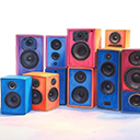 Casse acustiche professionali colorate, esempio di impianto audio per locali, spazi commerciali e ricettivi