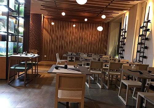 Interni di un ristorante moderno con impianto di illuminazione e arredo su misura, realizzati da Disco Express Impianti