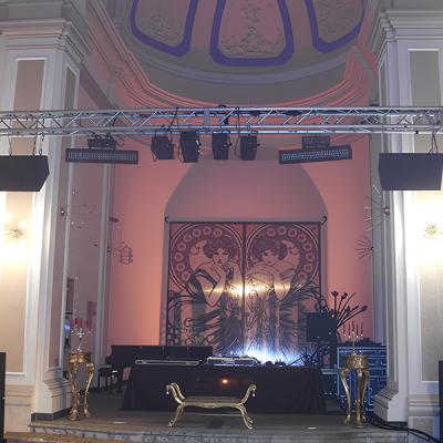 Allestimento audio e luci in palazzo storico con struttura a traliccio, diffusori e proiettori LED - impianto scenografico Disco Express