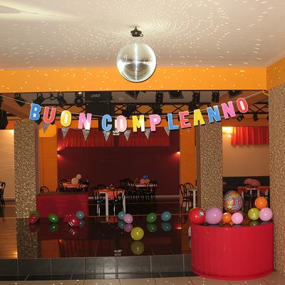 Allestimento per festa con impianto luci da discoteca, tralicci e sfera a specchi - progetto di impiantistica per eventi privati