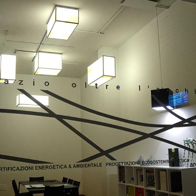 Vista interna ufficio con illuminazione a sospensione geometrica e sistema elettrico integrato - impianto tecnico by Disco Express