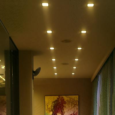 Corridoio con illuminazione a incasso distribuita a soffitto, atmosfera calda e luce funzionale - impianto luci progettato da Disco Express
