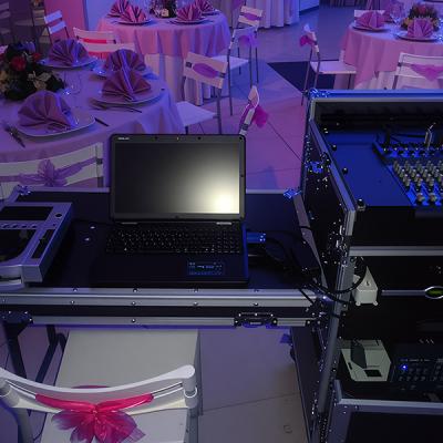 Postazione tecnica audio con mixer, lettore e laptop in sala ricevimenti - impianto audio e regia per eventi a cura di Disco Express