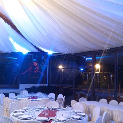 Tensostruttura vetrata allestita per evento serale, con impianto luci d’atmosfera e copertura in tessuto - progetto Disco Express Impianti