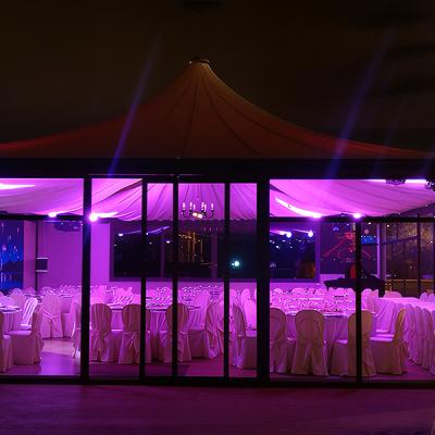 Tensostruttura per eventi serali con illuminazione LED rosa e copertura traslucida - impianto luce by Disco Express