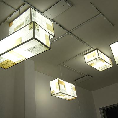 Corpi illuminanti a sospensione dallo stile geometrico moderno installati a soffitto – impianto illuminotecnico per interni curato da Disco Express