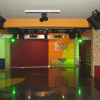 Sala eventi con palco, struttura a traliccio e impianto luci multicolore installato da Disco Express Impianti per effetti scenografici personalizzati