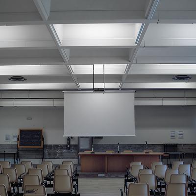 Aula conferenze con impianto video e proiezione, sedute, illuminazione tecnica e diffusione sonora - installazione curata da Disco Express
