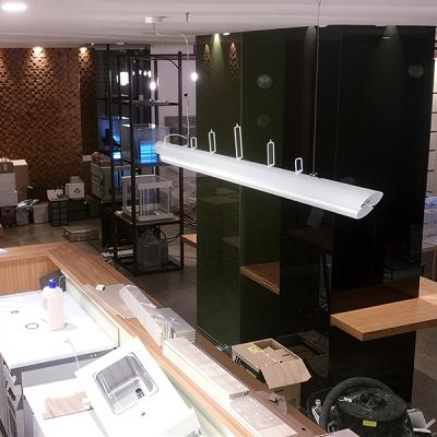 Cantiere interno con illuminazione sospesa in fase di installazione.